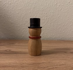 80kr. Højde 10,5 cm.