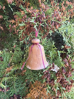 140kr. Højde 6,5 cm.